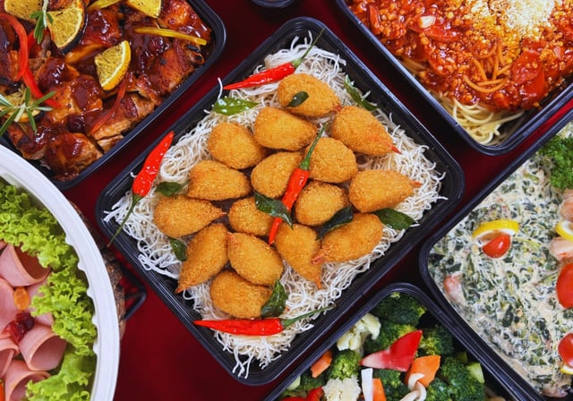 Christmas Self Heating Mini Buffet Set C $498/set ($542.82 w/ GST) For ...